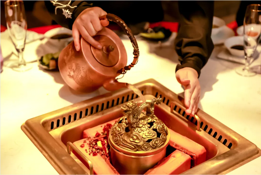 火鍋“新物種”強勢崛起！“發(fā)酵鍋底”正在升級火鍋賽道
